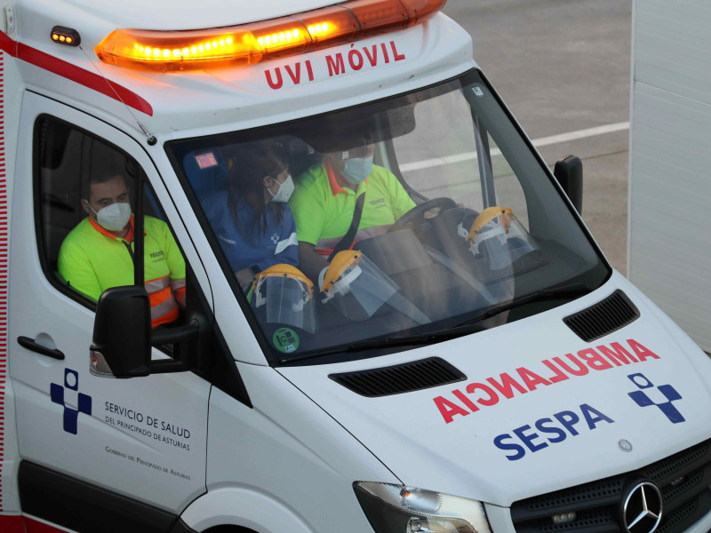 Una ambulancia en la zona de Urgencias del HUCA