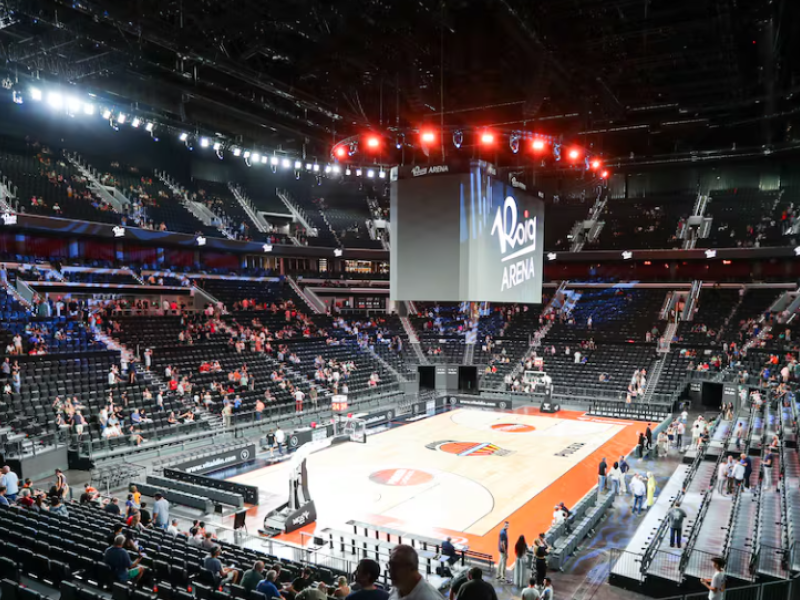 La pista y la grada del Roig Arena en modo basket