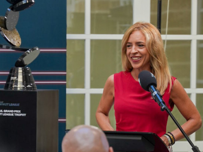 Almudena martínez da la bienvenida a los participantes en la Sail GP