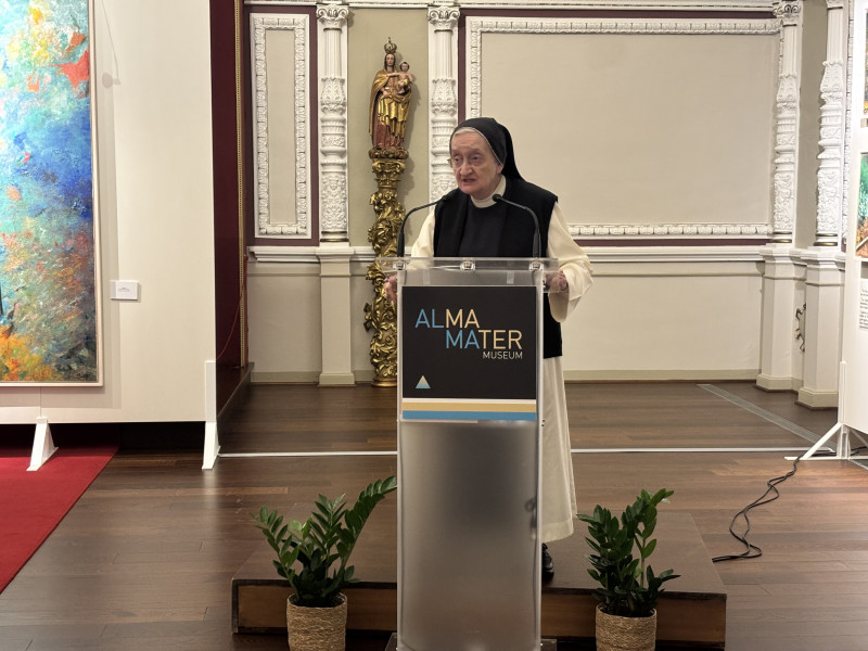 Sor Isabel Guerra, más conocida como 'la pintora de la luz', en la presentación de la muestra.