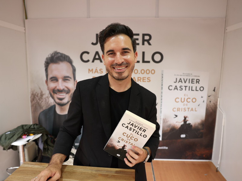 El escritor Javier Castillo, firma su novela El Cuco de Cristal en 2023