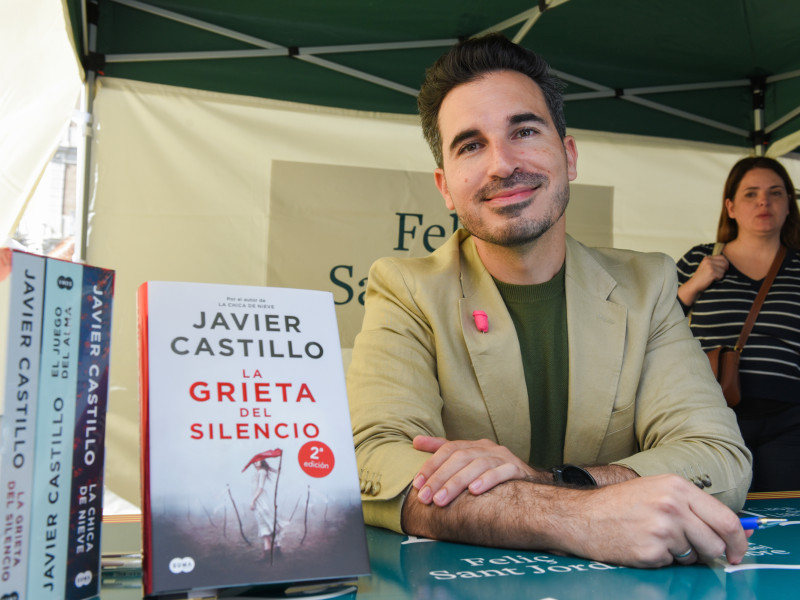 El escritor Javier Castillo posa con uno sus ejemplares, en la Diada de San Jordi 2025