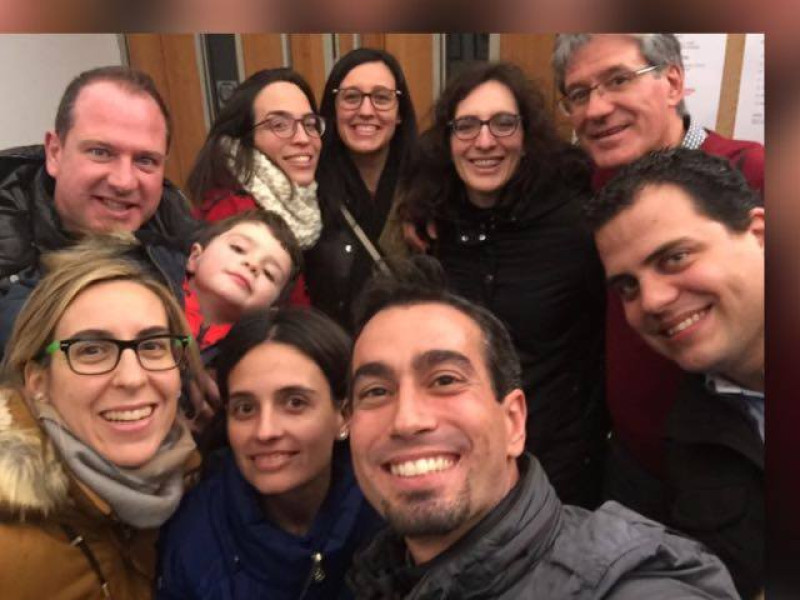 Chuso, acompañado de familias que participaron en los grupos parroquiales juveniles