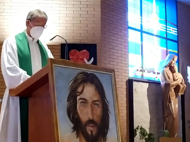 Chuso celebrando Misa familiar en la parroquia de Nuestra Señora del Sagrado Corazón (Valladolid)