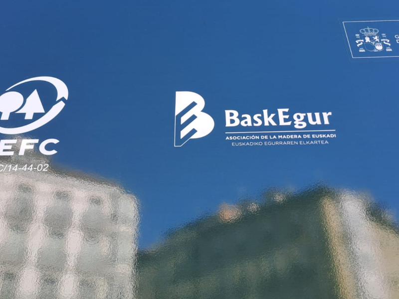 Logotipo del sello PEFC en el camión expositor de Baskegur