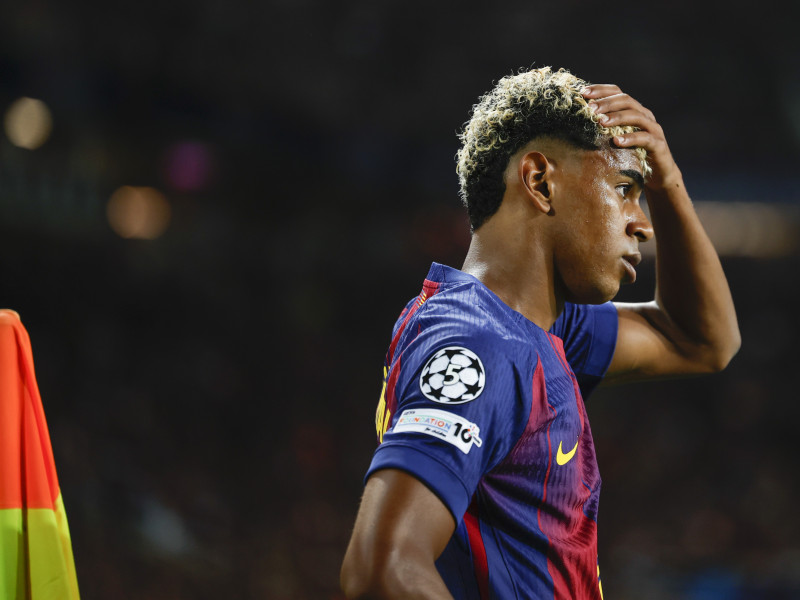 Lamine Yamal se lamenta durante el partido en Champions contra el PSG.