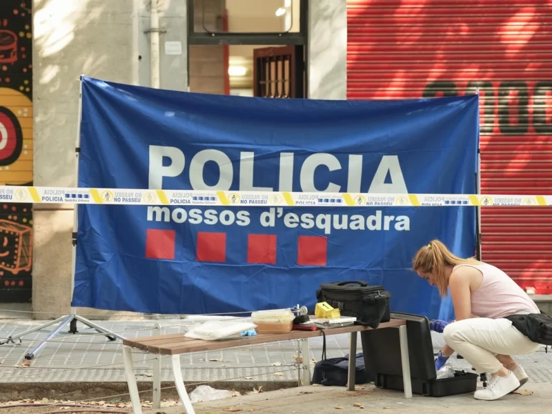 Una agente de la Policía Científica tras un asesinato en el centro de Barcelona