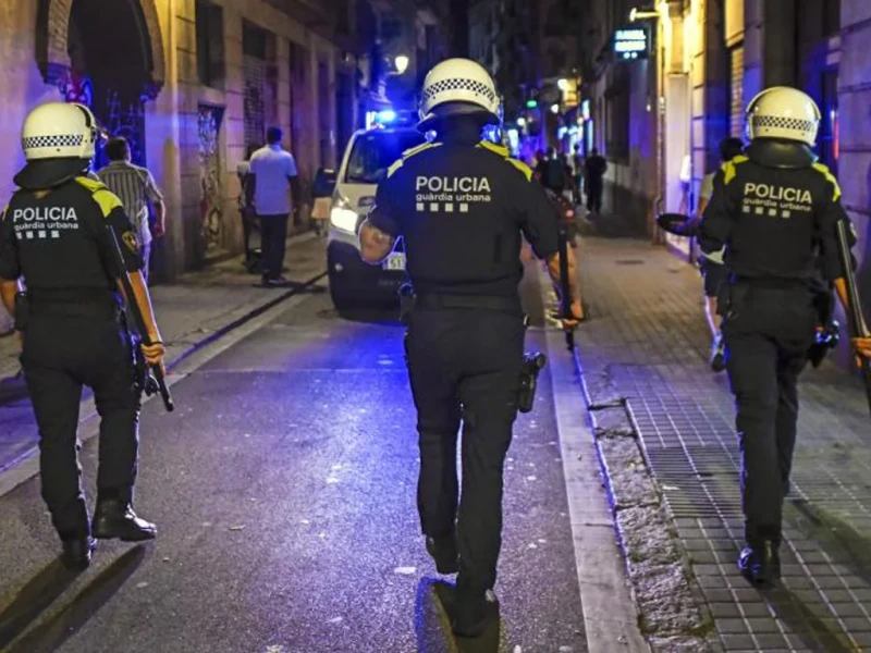 Agentes de la Guardia Urbana custodian a un detenido