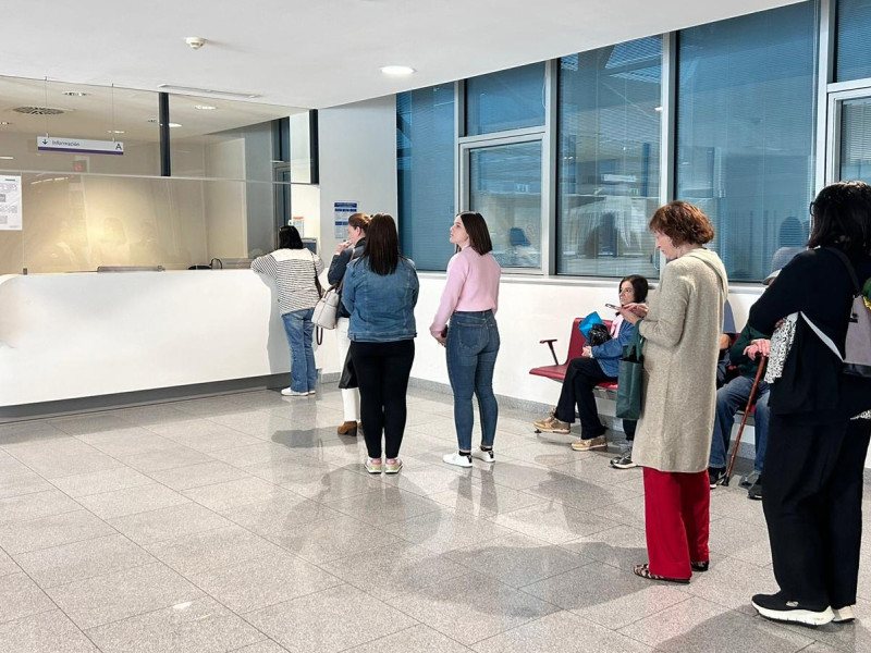 Cola de pacientes en el HUCA