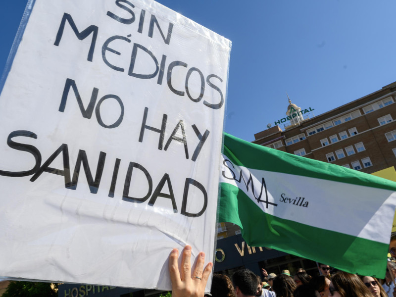 Participantes en la concentración de médicos convocada por el Sindicato Médico Andaluz (SMA) que se ha sumado a la de la Confederación Española de Sindicatos Médicos (CESM) de una huelga médica nacional, este viernes en el Hospital Virgen del Rocío de Sevilla