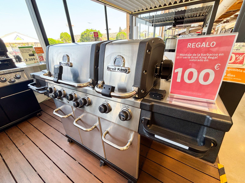 Parrilla de gas exhibida con precios promocionales.