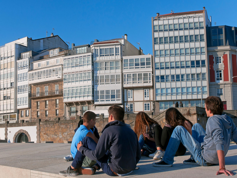 Grupo de jóvenes junto al puerto, La Coruña