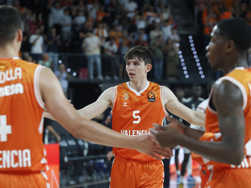 De Larrea felicitado por sus compañeros después de anotar una canasta