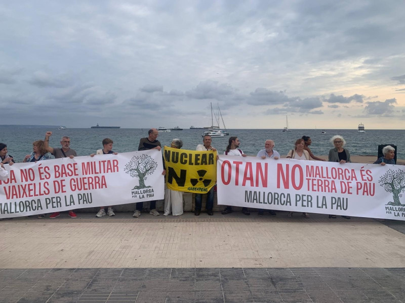 03/10/2025 Más de medio centenar de personas protestan contra el fondeo del portaaviones en PalmaSOCIEDAD
