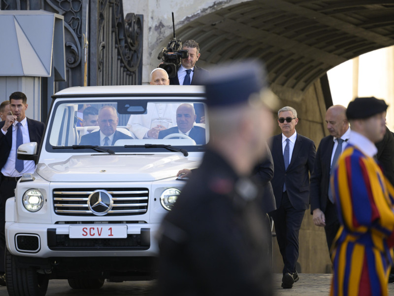 Vatican City (Vatican City State (Holy See)), 04/10/2025.- Pope Leo XIV arrives to lead the Jubilee Audience of Migrants and the Missionary World in Saint Peter's Square, Vatican City, 04 October 2025. (Papa) EFE/EPA/RICCARDO ANTIMIANI