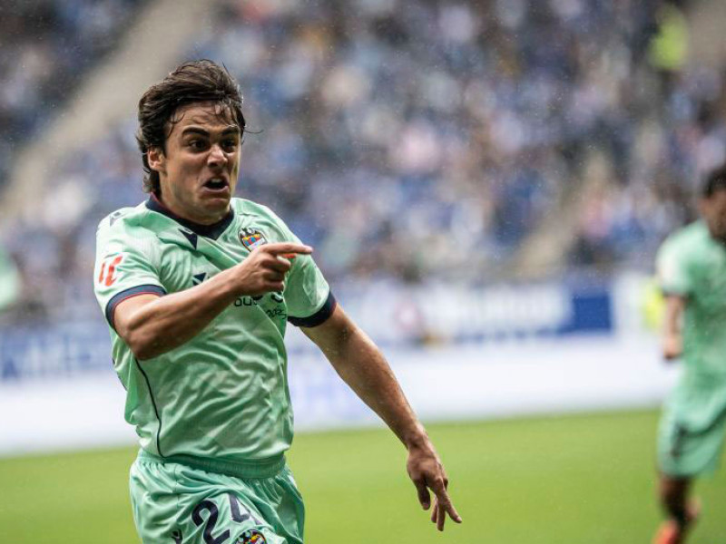 Carlos Álvarez celebra su tanto en el Tartiere ante el Oviedo.