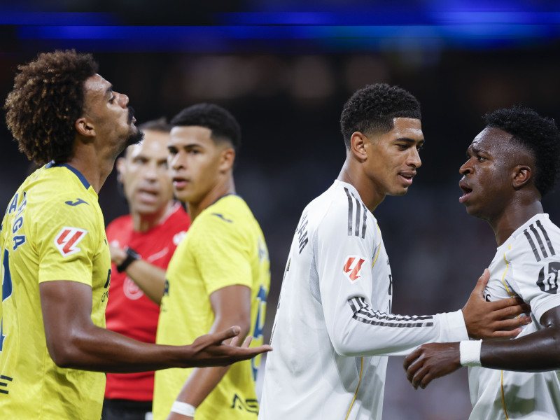 Vinicius habla con los jugadores del Villarreal