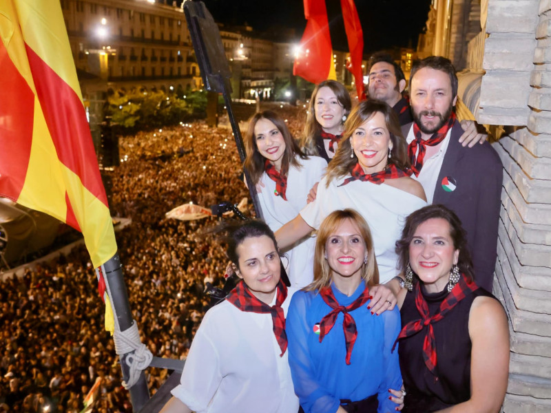 Los pregoneros desde el balcón del Ayuntamiento