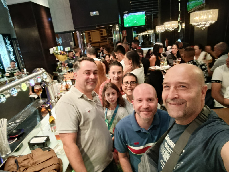 Los amigos de A Pontenova arropando