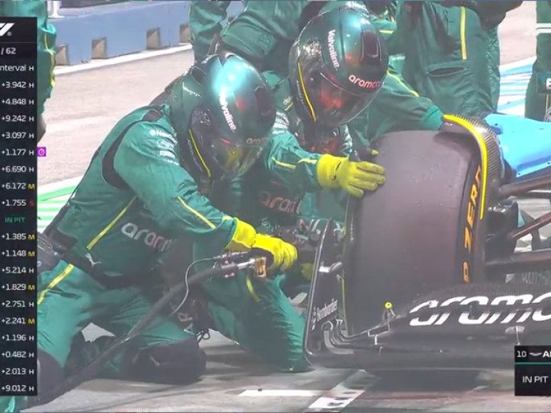 Fernando Alonso tuvo problemas en la rueda delantera derecha.