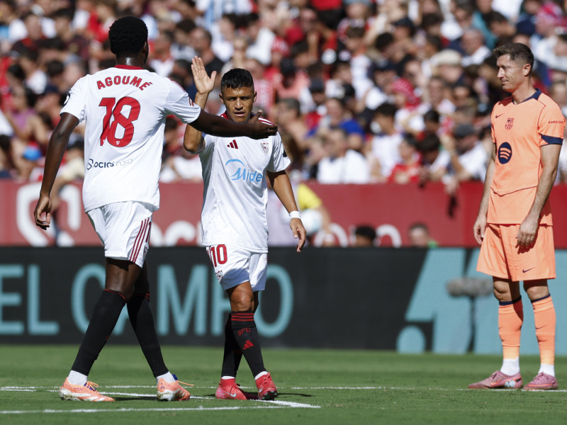 Alexis Sánchez celebra su gol, en el Sevilla - Barcelona