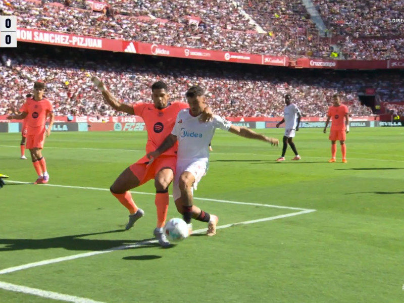 Imagen del penalti de Araujo sobre Isaac Romero en el Sevilla-Barça