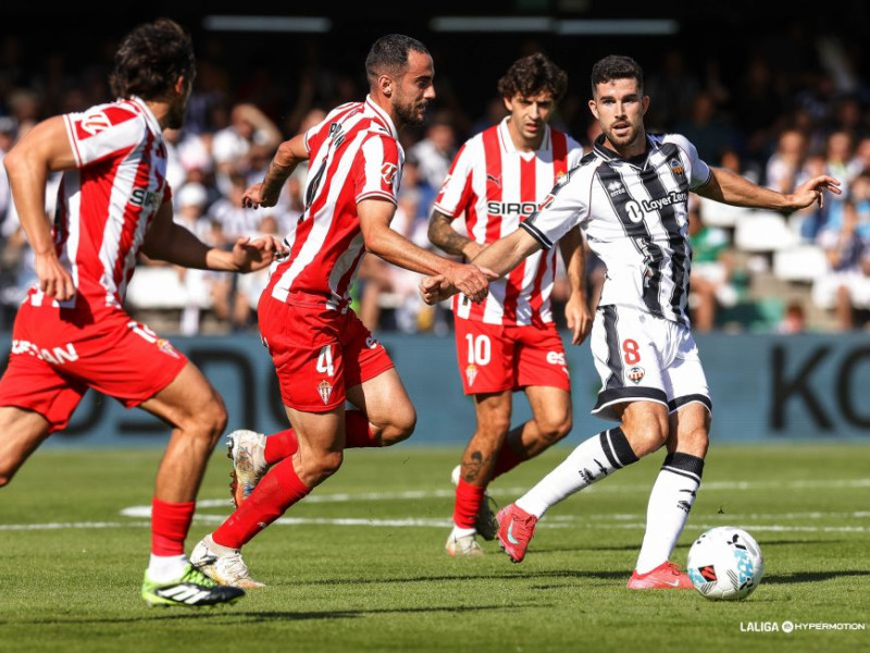 Una acción del partido entre el Castellón y el Sporting