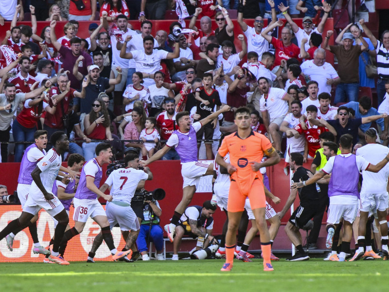 Pedri se lamenta tras el 3-1 que marcó Carmona en el Sevilla - Barcelona
