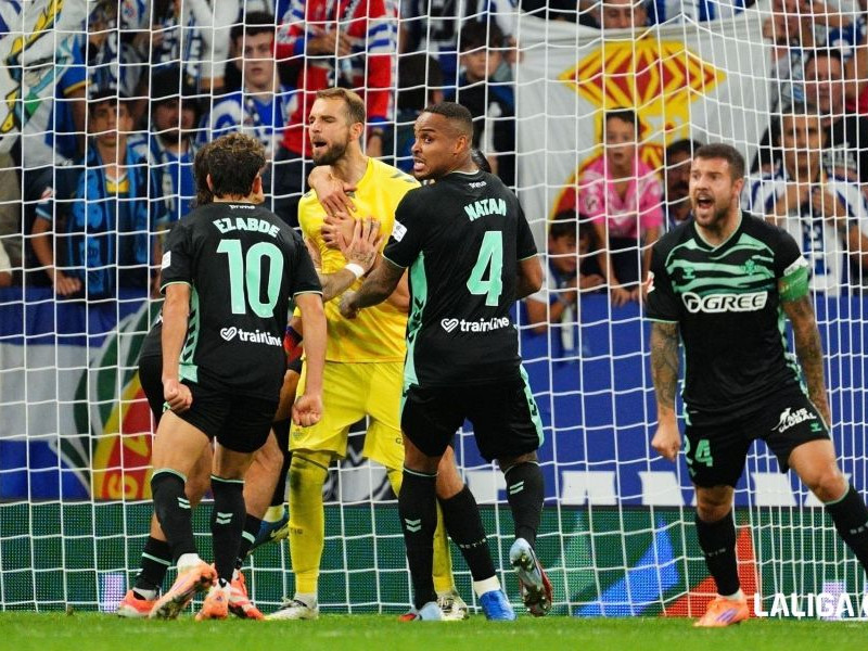 Los jugadores del Betis felicitan a Pau López tras detener el penalti de Puado