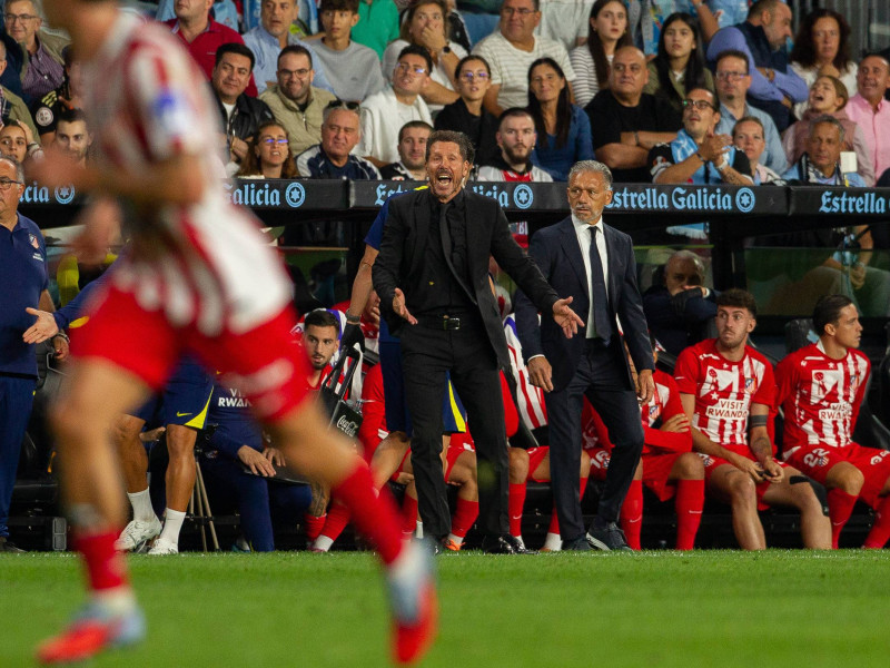 Simeone da instrucciones a sus jugadores durante el Celta - Atlético