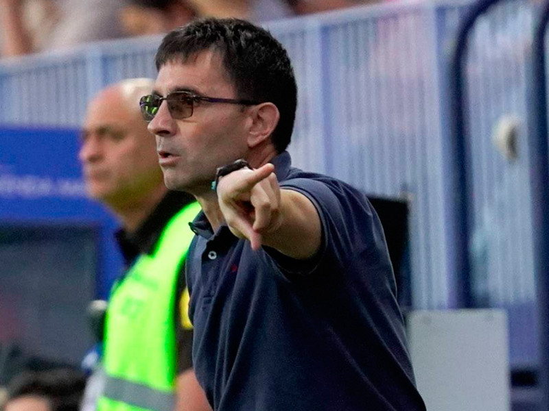 Asier Garitano dirige al Sporting de Gijón en un partido a finales de la temporada 2024-2025