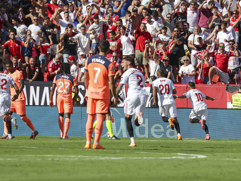 Los jugadores del Barcelona, cabizbajos tras recibir un gol del Sevilla