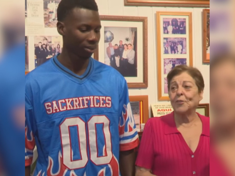 Pepita Oltra junto al joven senegalés que le salvó la vida