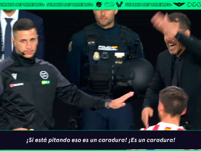 Simeone se dirige al cuarto árbitro tras la expulsión a Lenglet