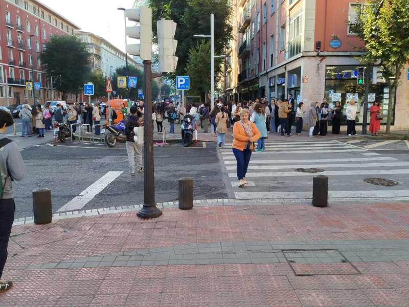 Los usuarios abarrotan las paradas de autobús