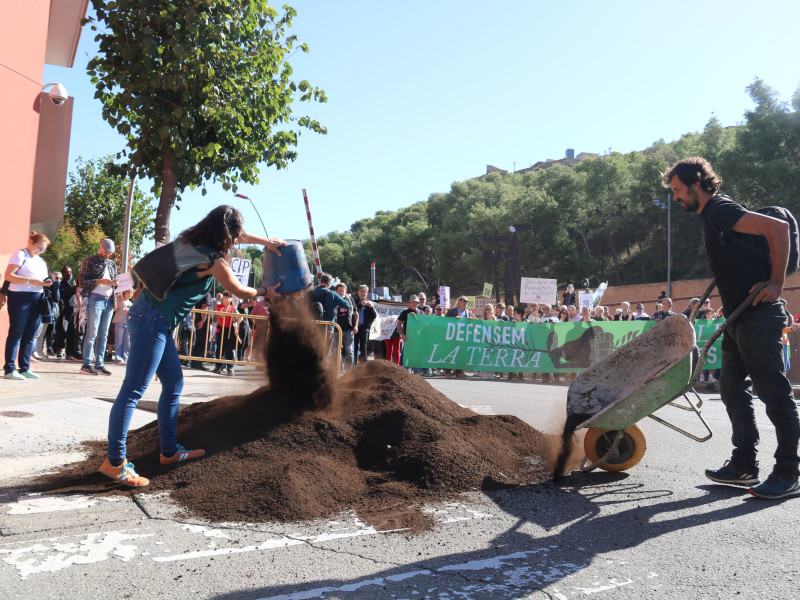 Manifestants llencen compostatge i material orgànic davant la seu d'Agricultura de Lleida