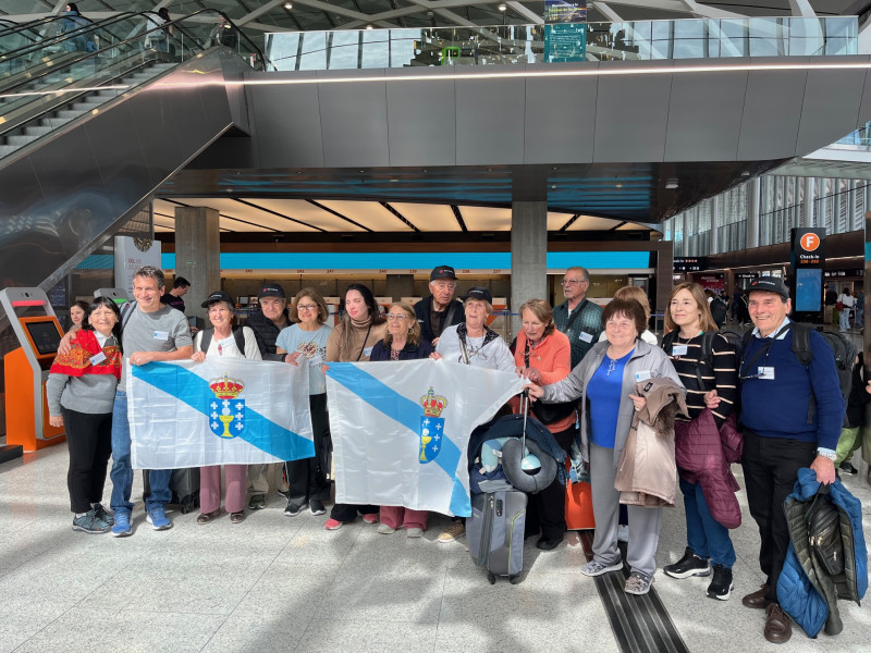 Grupo de emigrantes argentinos embarcando a Galicia dentro del programa Reecontros