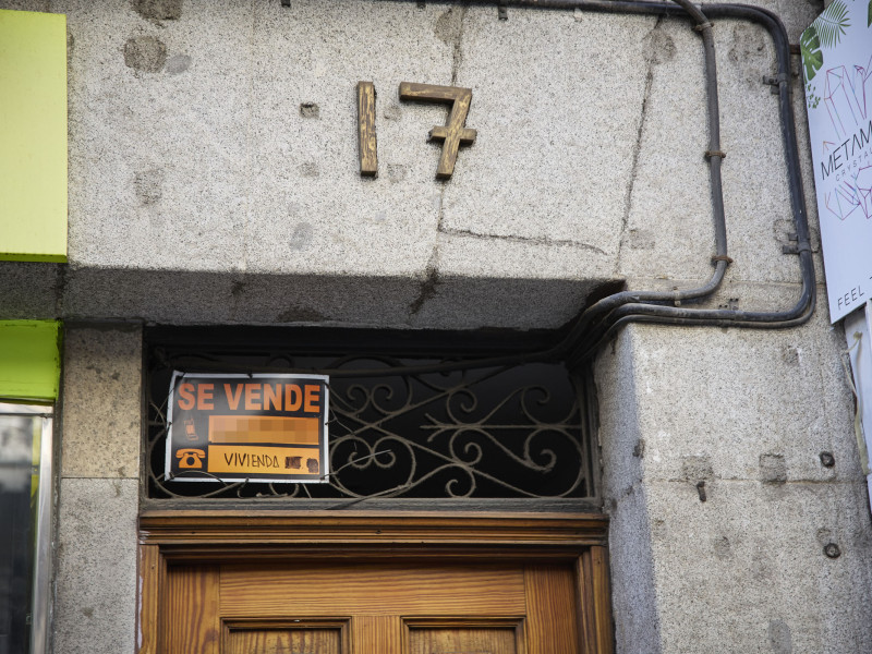 Cartel de una vivienda en venta en Madrid
