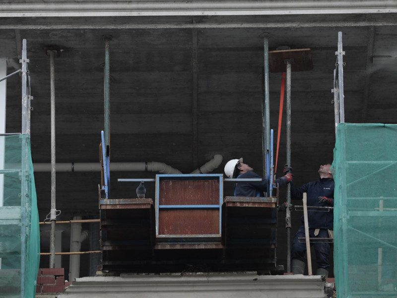 Unos operarios trabajan en un edificio en construcción en Valencia