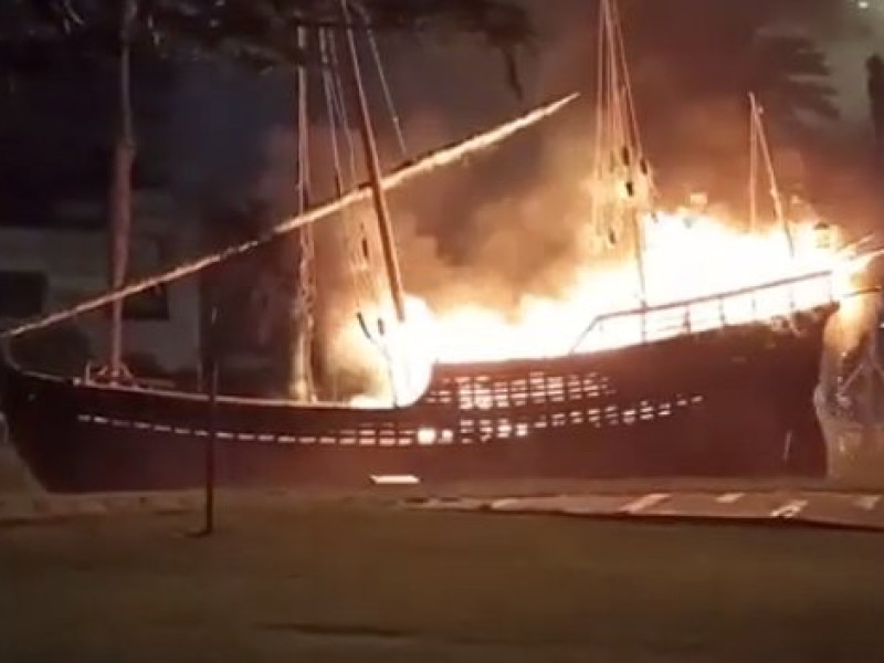 Carabela La Niña II en llamas