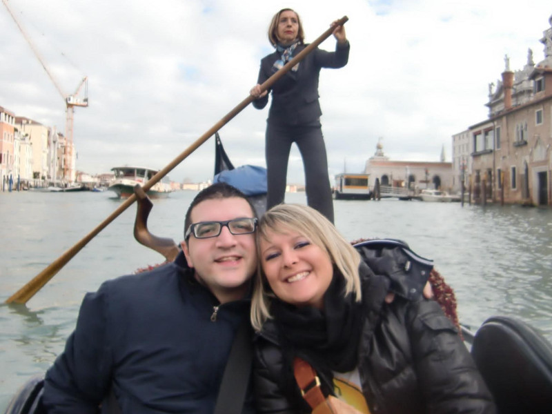 Maribel paseando en góndola a una pareja