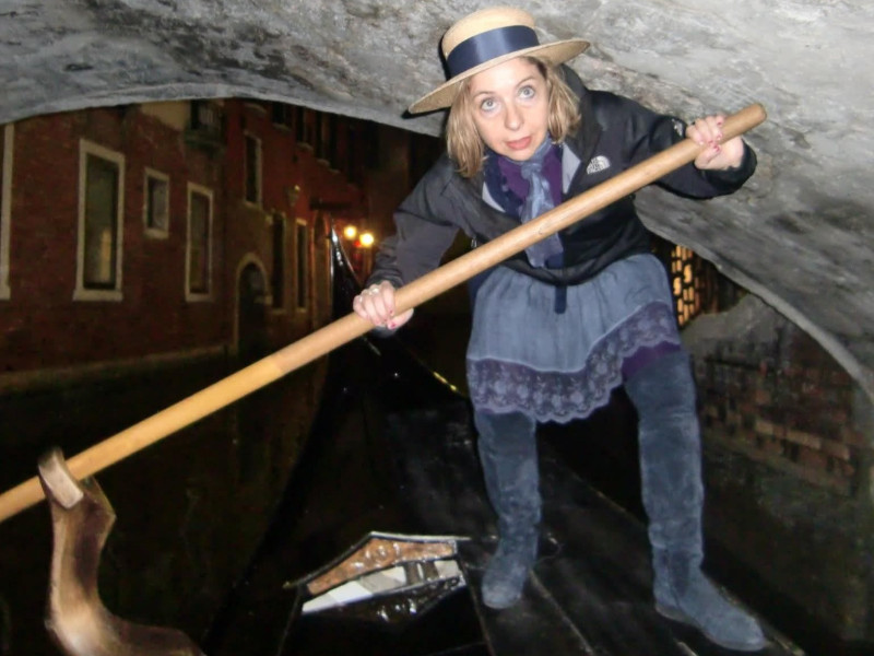 Maribel bajo uno de los puentes de Venecia