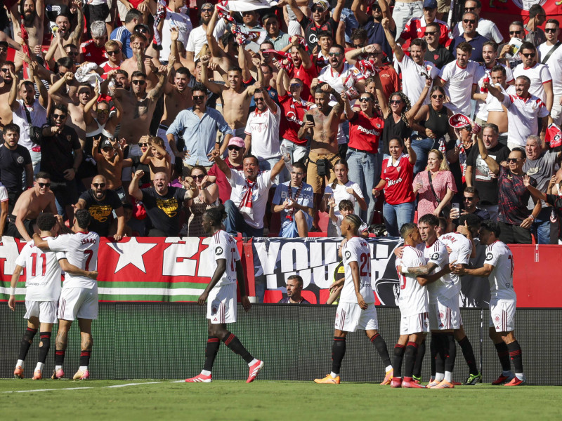 Spanish La Liga EA Sports soccer match Sevilla vs FC Barcelona at Ramon Sanchez Pizjuan in Sevilla, Spain 05 October 2025Estadio Ramón Sánchez Pizjuán, Liga EA SPORTS 2025-2026, jornada 8, Sevilla, F.C. Barcelona, 5 Octubre 2025900/Cordon Press
