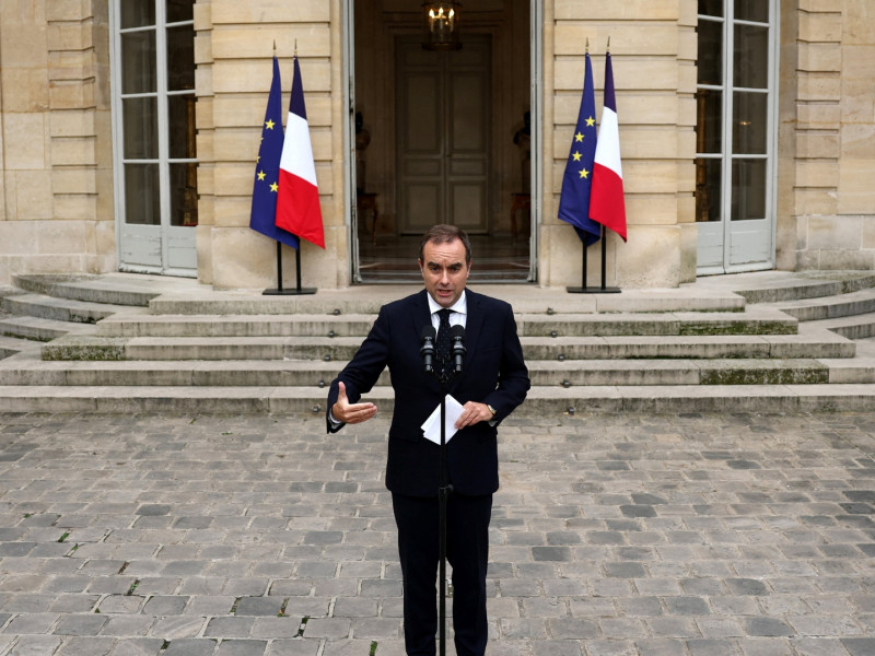 Sébastien Lecornu pronuncia un discurso de dimisión en el Hotel Matignon de París