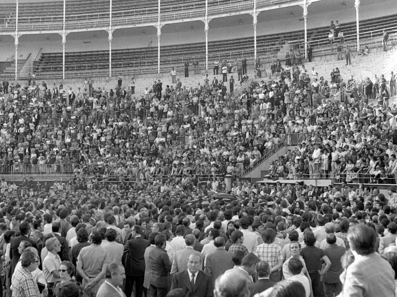 El féretro con los restos mortales de Antonio Bienvenida en la plaza de toros de Las Ventas