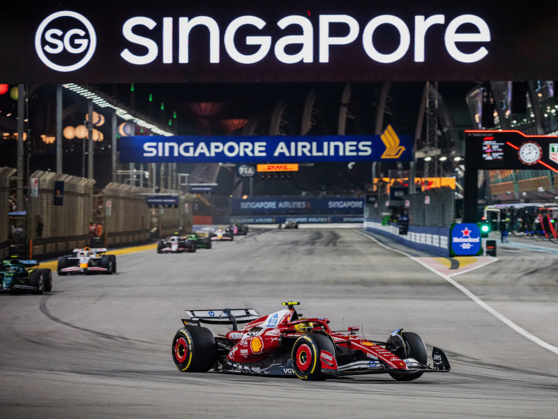 Lewis Hamilton seguido de Fernando Alonso en el GP de Singapur