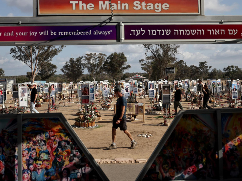 Personas visitan los memoriales en el lugar del festival de música Nova, junto a la frontera con Gaza, en el sur de Israel, el 6 de octubre de 2025