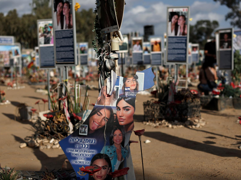 Vista general de los memoriales en el lugar del festival de música Nova, junto a la frontera con Gaza, en el sur de Israel, el 6 de octubre de 2025