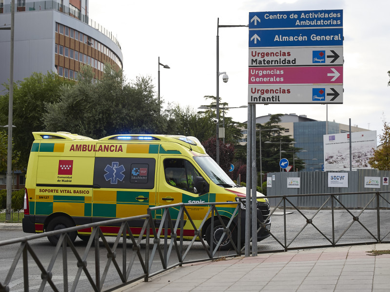 Una ambulancia en el Hospital Universitario 12 de Octubre, a 28 de septiembre de 2025, en Madrid (España).