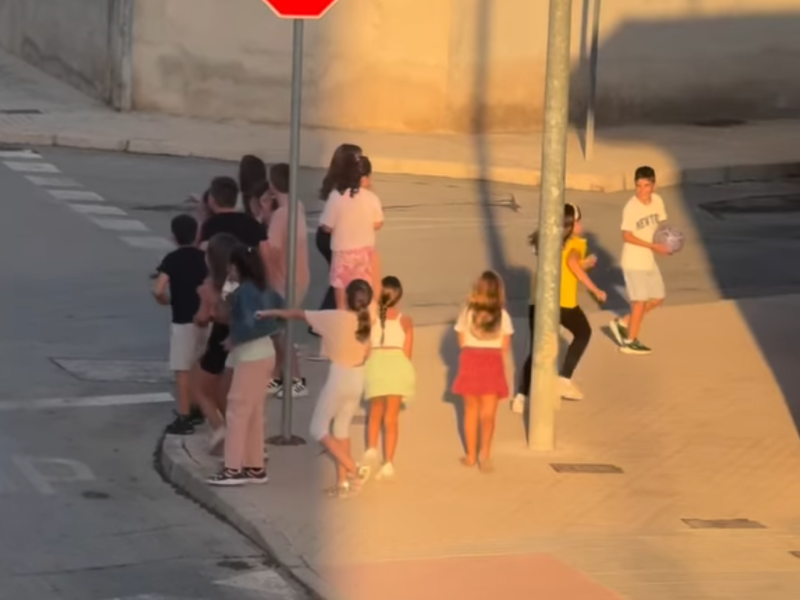 Un grupo de niños de este pueblo de Alicante pidiendo a los coches que piten